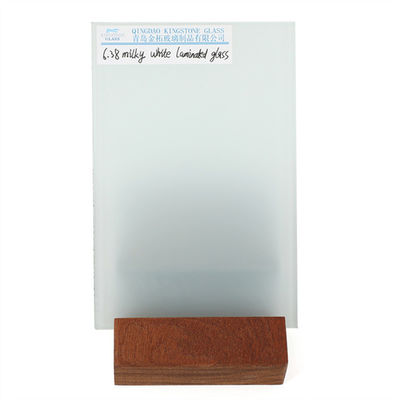 Un verre teinté de couleur blanche laiteuse pour fenêtre / porte / façade